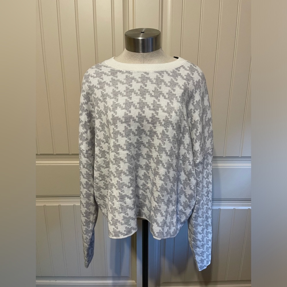 Tahari Gray and White Houndstooth Sweater